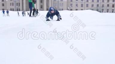 那家伙溜冰<strong>摔倒</strong>了。 曲棍球运动员在冰上<strong>摔倒</strong>。